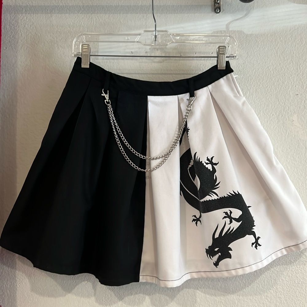 Hot Topic Black/White Skirt w/Dragon, chain belt, sz Medium